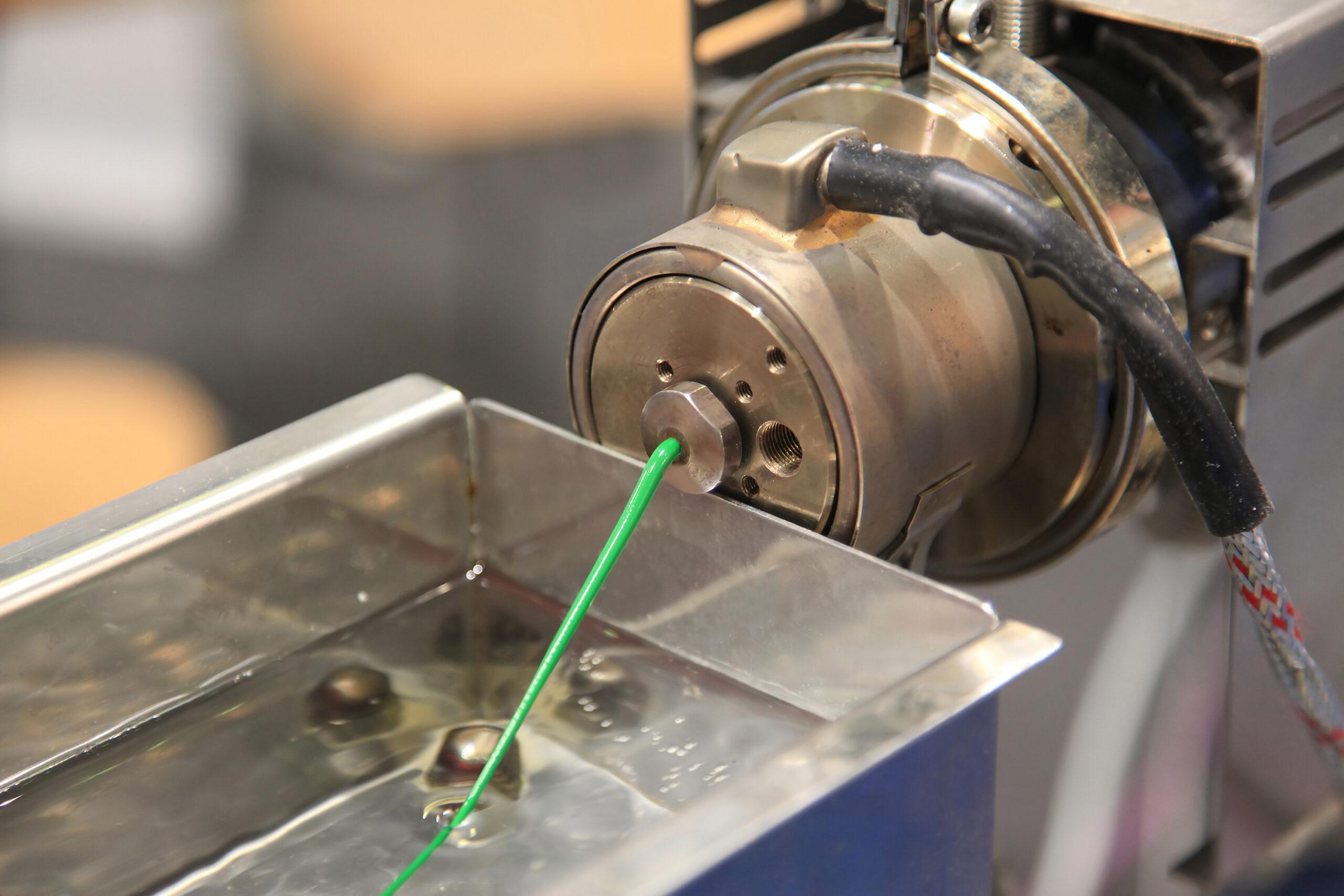 Kunststoffdrahtfilament, die moderne Drucktechnologie. Kontinuierliche Extrusion mit Kühlung in Wasser.