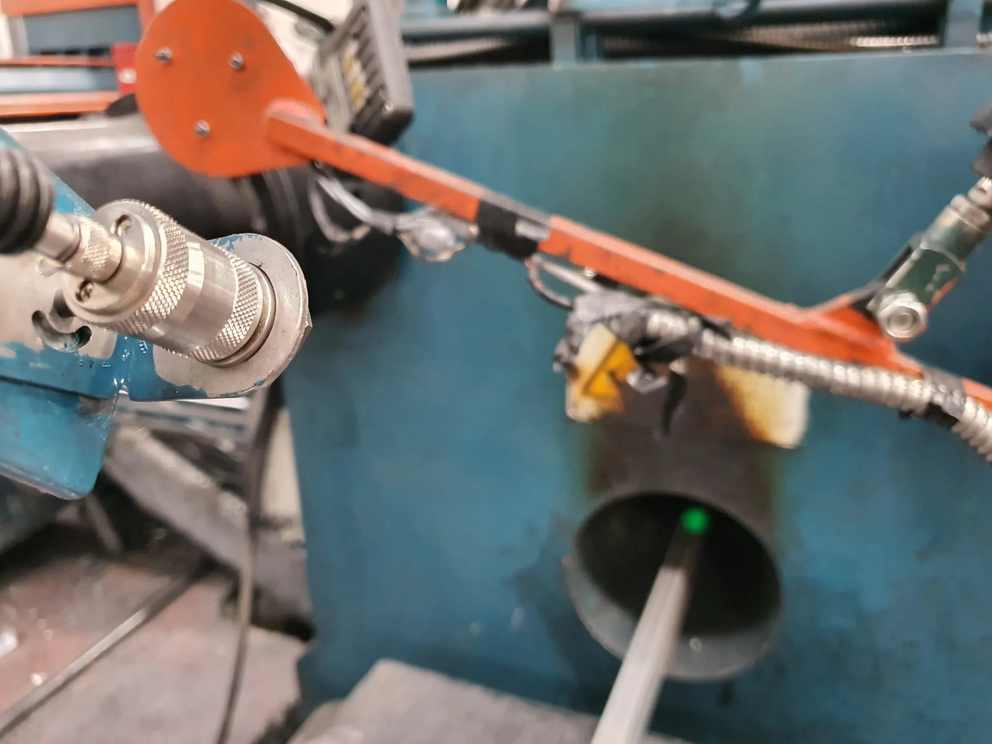 Mounting bracket for massive housing and CTratio, adjustable in one axis