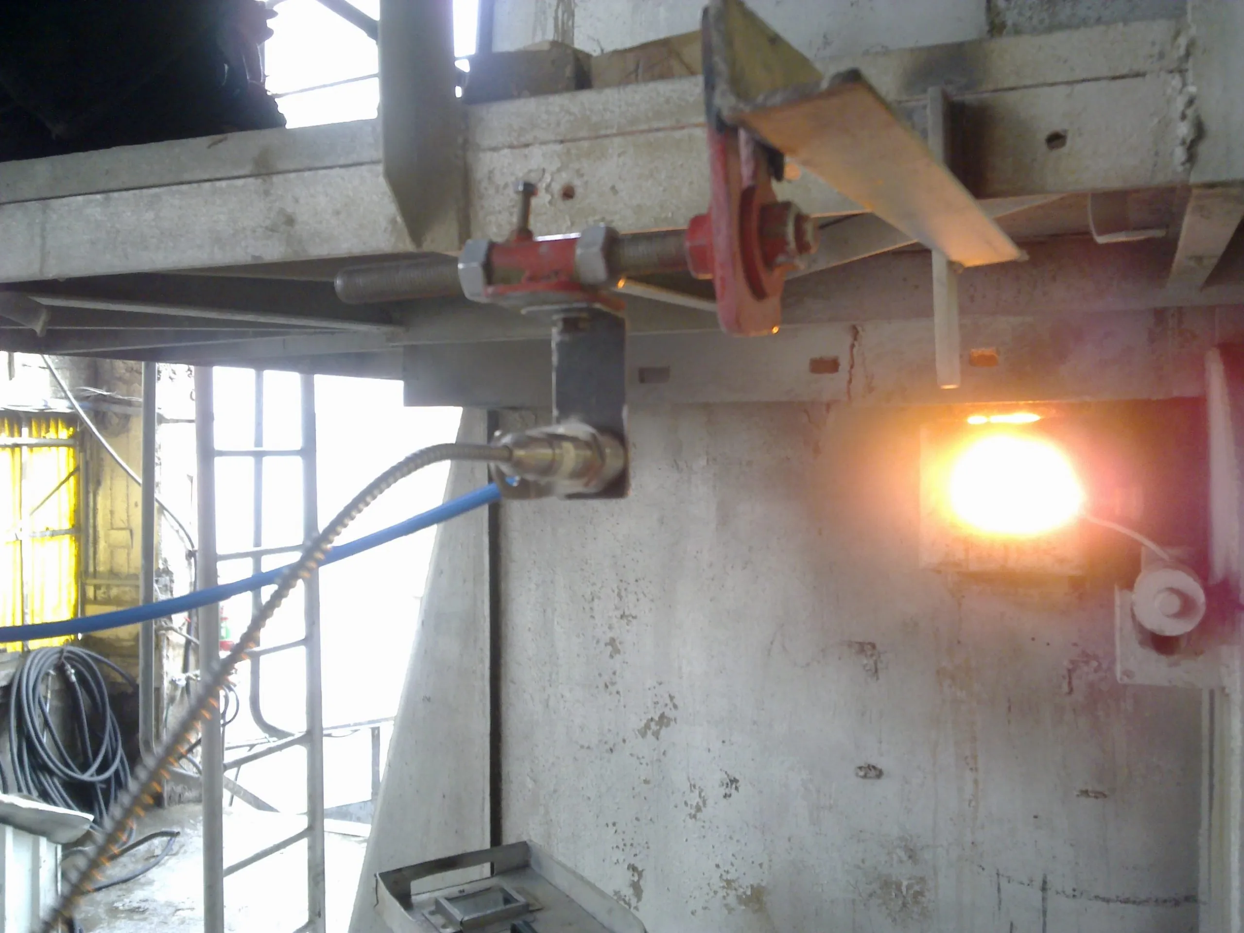 Mounting bracket for massive housing and CTratio, adjustable in one axis